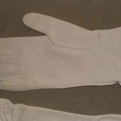 2008.26.113 a,b hand view