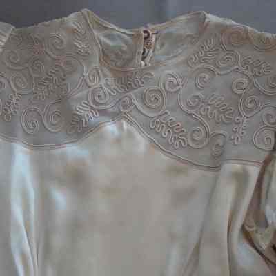 1999.13.01 neckline