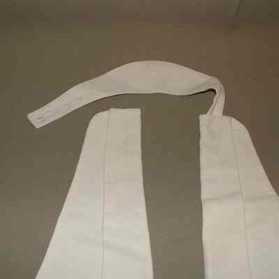 2001.21.03 a,b collar view