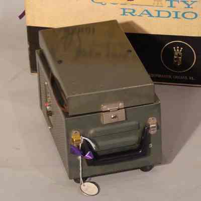1997.38.01 a, b handle view