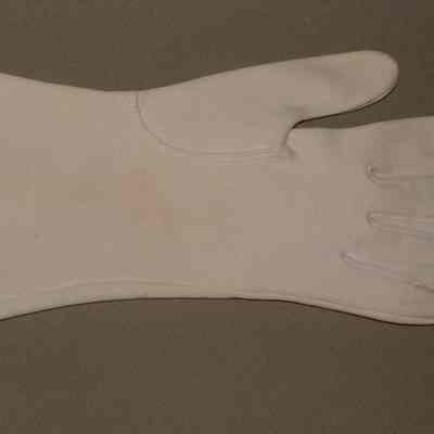 2008.26.112 a,b glove view