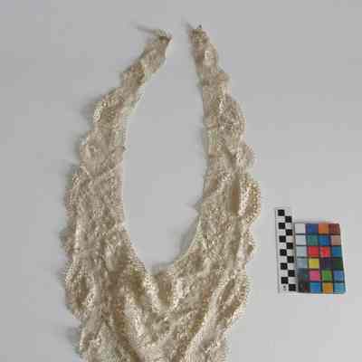 Lace collar