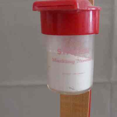2005.26.01 close view - vial