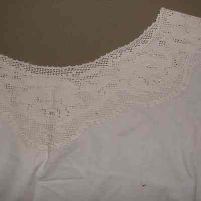 2012.18.02 neckline