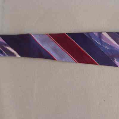 2007.44.01 a centre of tie