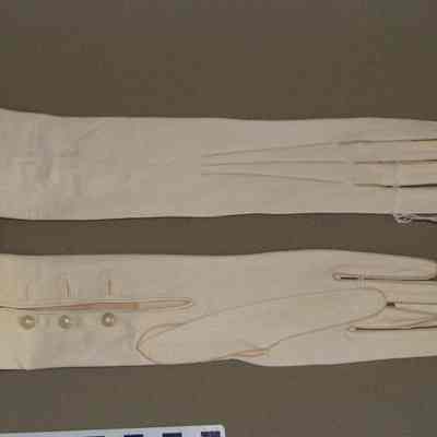 2008.33.03.02 a,b hand view