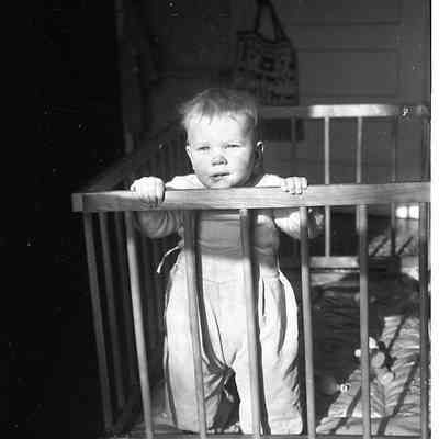 2021.12.311j: A toddler standing in his crib.