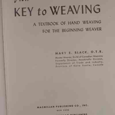 New key to weaving : a textbook of hand weaving for the beginning weaver / by Mary E. Black.