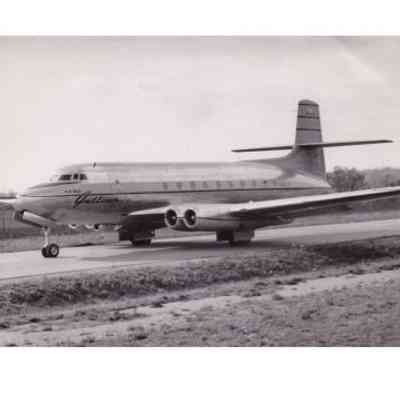 Jetliner image, taxiing - image 1
