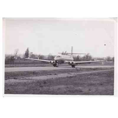 Jetliner image, taxiing - image 2