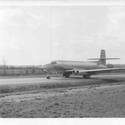 Jetliner image, on tarmac - image 1