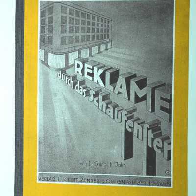 1979.15.1.46 - Reklame durch das Schaufenster
