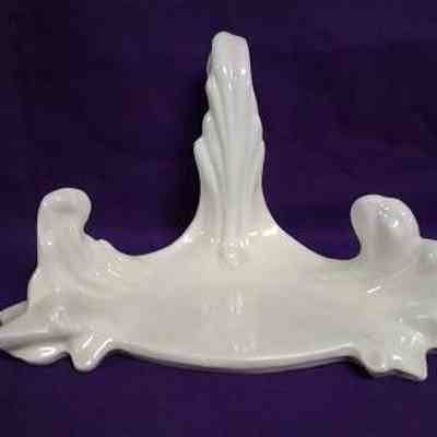 White Glazed Ceramic Dishware Easel