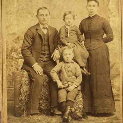 Unknown Family Photo by Tatman & Son Photography, Shelbyville IN