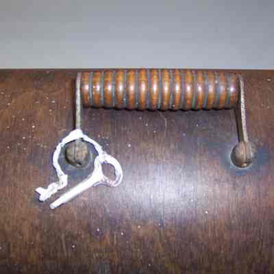 Machine, Sewing, Case with Handle & Key