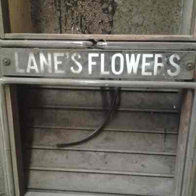 Sign, front view, close up