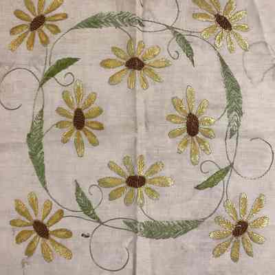 Table Scarf w/ Embroidered Daisies