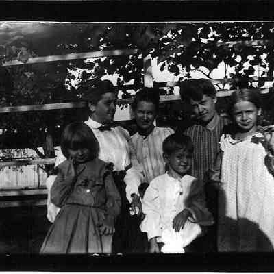 group photo of 3 adult females, 2 small girls and one little boy;