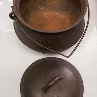 Pot with Lid-open top view