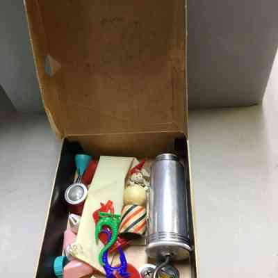 Contents: Box has aluminum cake decorator and tips.  Plus plastic cake bag and tips with additional plastic items - all may have been added later.