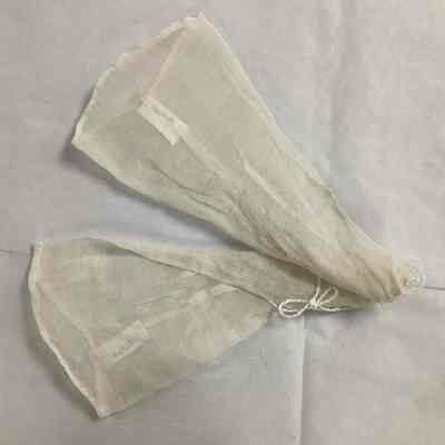 1989.036.002CD: White organdy fingerless gloves