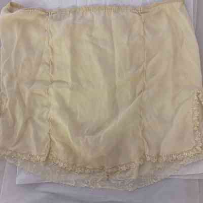 Drawers lace trim-side slits: 2001.020.001 B