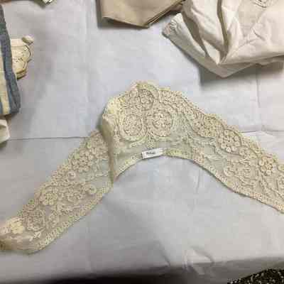 Women's Ecru Lace Collar