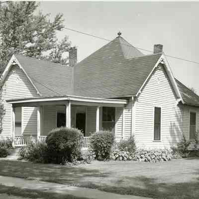 Single-dwelling clapboard house