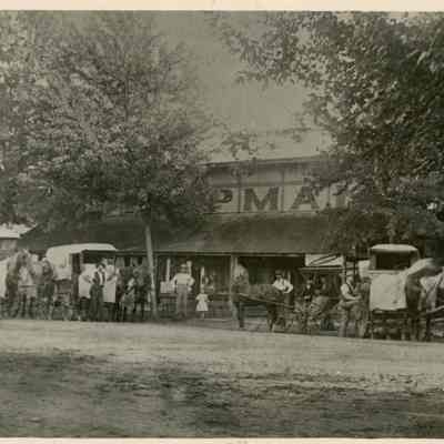 Hucksters & Wagons in front of Chapman's