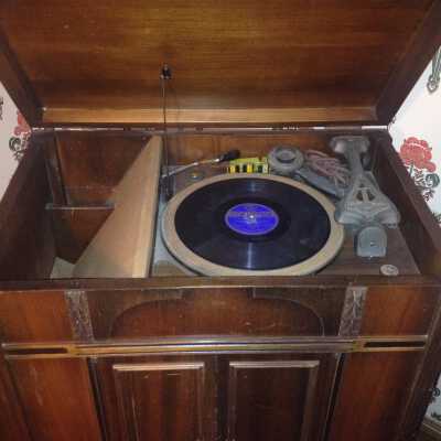 Radio phonograph turntable