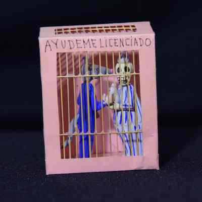 Clay "Ayudeme Licenciado" (Help me Lawyer) figure