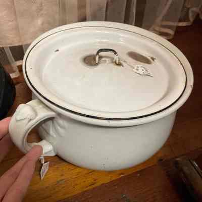 Porcelain pot