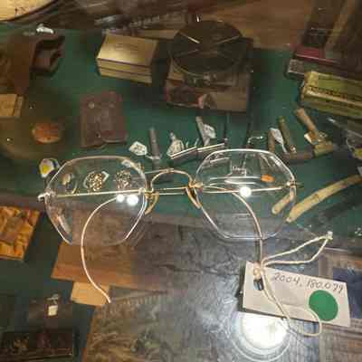 Geometric glasses