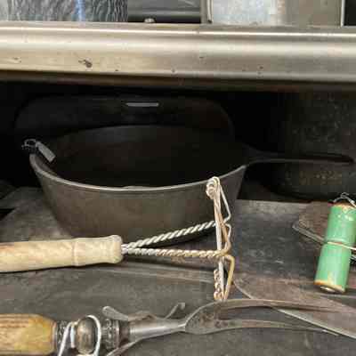 Cast iron pan