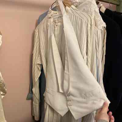 White vest w/ collar