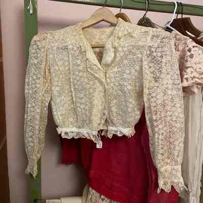 Short waist jacket lace
