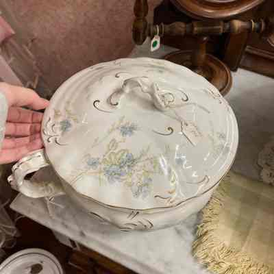 Blue floral porcelain lid