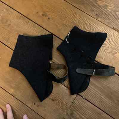 2 men’s wool spars