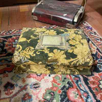 Yellow & green velvet box