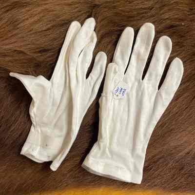 Pair white cloth gloves