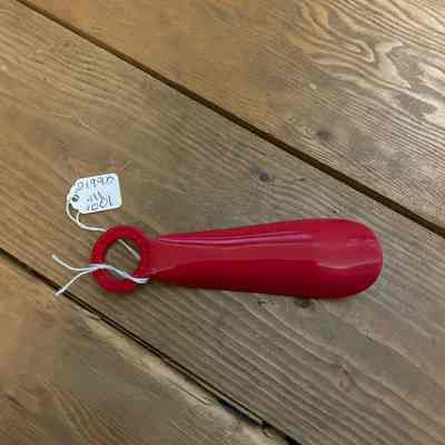 Red shoe horn