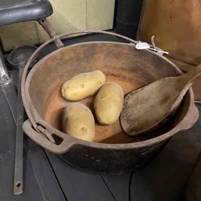 Round stove pot