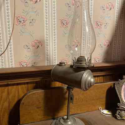 Glass standing oil lamp