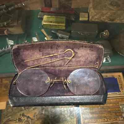 Hairpin glasses and case