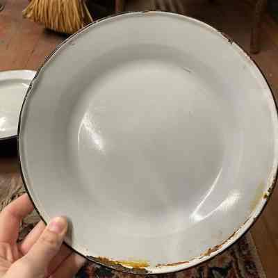 Porcelain plate w/ black lining