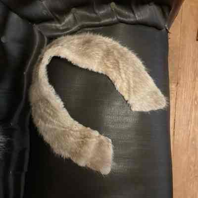 Silver tore fur collar