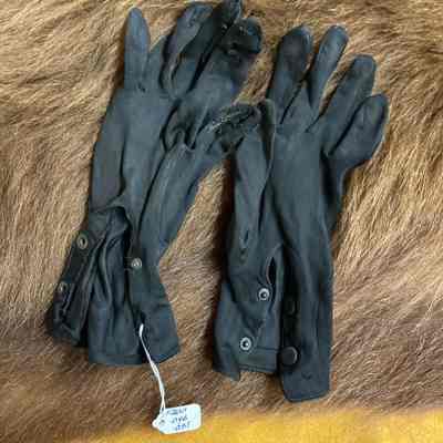 Pair black gloves