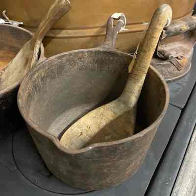 Pot w/ handle