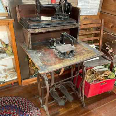 Hand crank sewing machine