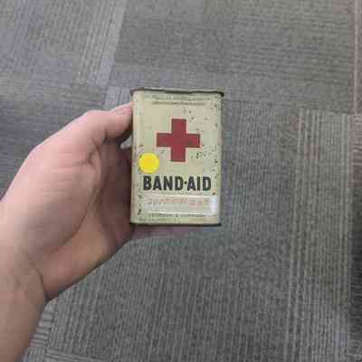Waterproof band-aid container (1)